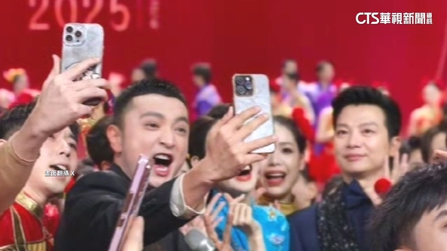 央視春晚主持人用iPhone　中網友崩潰：辱華漢奸 | 華視新聞