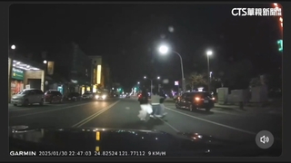 開車禮讓後行人遭後方機車撞倒　讓？不讓？掀熱議