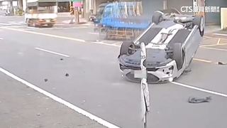 僅睡3小時！駕駛恍神撞路邊車　「四輪朝天」頭掛彩