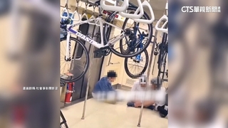 誇張！單車騎士搭捷運　車懸空掛扶手可罰7千5