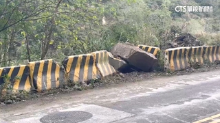 生死一瞬間！　竹東山區落石大片砸落　警民驚逃