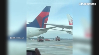 美機場傳意外！日航擦撞達美客機　「右翼插進機尾」虛驚一場