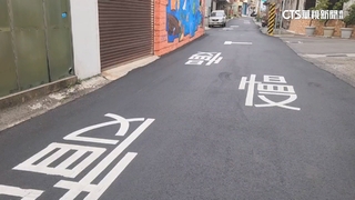 路窄.巷口多　彰化伸港中華路劃18個「慢」字提醒減速