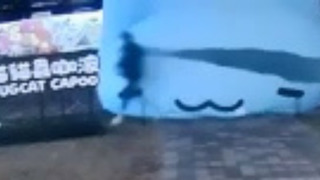 行兇畫面曝　台中咖波巨大氣偶遭人「暗殺」　警方已掌握嫌疑人士