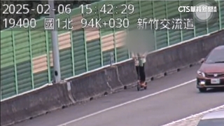 把國道當捷徑？　危騎電動滑板車路肩滑行恐挨罰