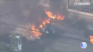 巴西小飛機墜公路後爆炸　波及公車.騎士釀2死2傷