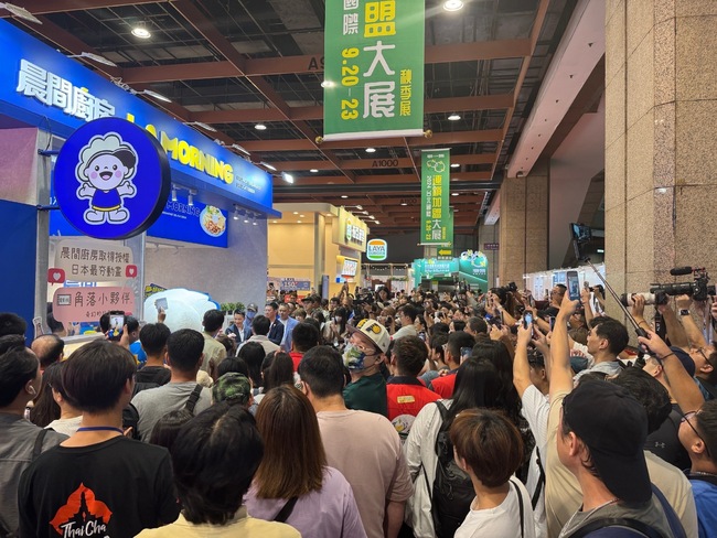 2025春季加盟展情人節登場 啦啦隊女神李雅英陪民眾一起吃美食 | 華視新聞