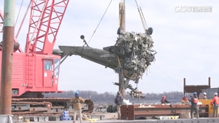 美調查直升機撞民航機案　「黑鷹」殘骸撈上岸