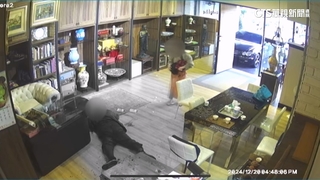 疑財務糾紛　79歲男遭71歲弟潑酸追砍重傷.女友被波及