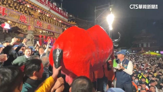 鹿耳門聖母廟萬人搶春牛　場面一度失控「女遭鎖喉」 | 華視新聞