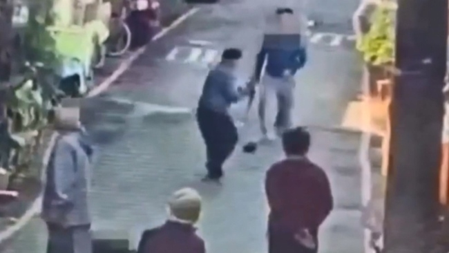 晾曬衣服釀衝突　七旬翁持「雙劍」傷人　 警依傷害現行犯逮捕送辦 | 華視新聞