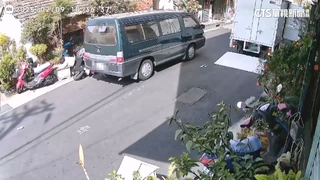 閃避臨停貨車對撞機車　女騎士慘摔擦傷送醫