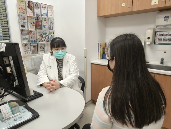 50多歲女教師異常出血1年　確診子宮內膜癌靠1方法解決 | 華視新聞