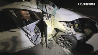 高速過彎失控撞電桿　車體變形冒煙.男遭夾受困