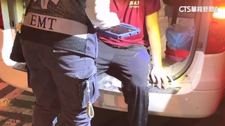 男深夜失足墜愛河喊救命　遛狗民眾路過救援