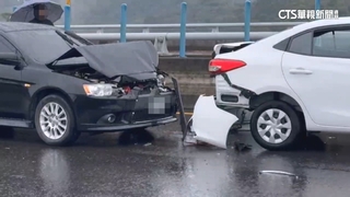 天雨路滑肇禍！花壇東外環3波追撞　共15車遭殃