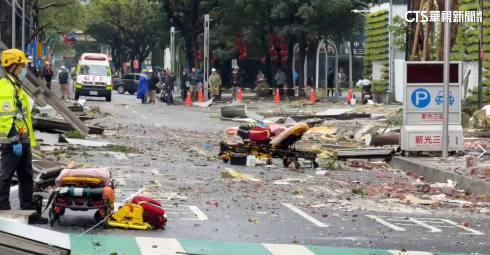 快訊》台中新光三越驚傳氣爆 大樓竄濃煙、4人疑被炸出 | 圖/華視新聞