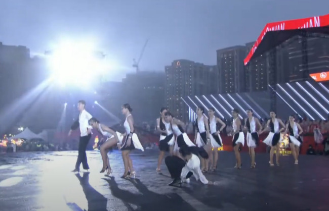 台灣燈會雨中表演頻慘摔　受傷舞者心痛還原：邊淋雨邊跳 | 華視新聞