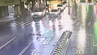 行車號誌「紅轉綠」行人被撞　警：騎士沒闖燈仍有肇責