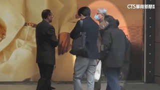 董事長吳東昇低調現身　承諾每位罹難者100萬撫恤金