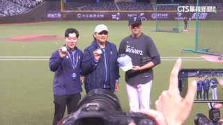 「請幫我簽名」　前樂天巨人投手向王建民要簽名