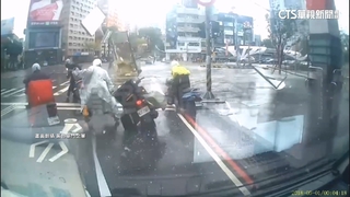 驚險瞬間！外牆鐵皮.磚瓦砸落　騎士棄車驚逃