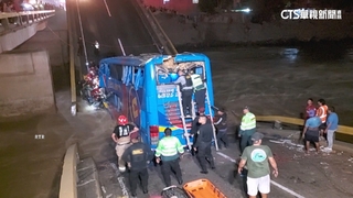 秘魯北部橋梁坍塌　巴士墜落險遭沖走已知2死