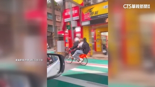 危險行為　請勿模仿這樣「共享」很危險！　3貼嘻笑騎共享單車　桃警：違法開罰