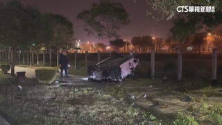 疑霧霾阻視線　轎車擦撞路燈再撞斷路樹翻覆