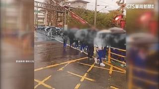 平交道警鈴大作學生龜速通行　師硬扛欄杆協助惹議