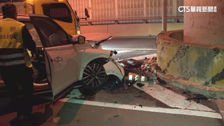 台64線小客車自撞分隔島　駕駛左腳骨折陷昏迷