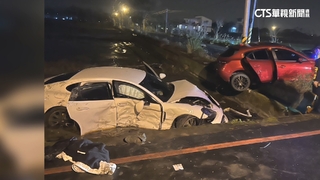 現場一片狼藉！　宜蘭兩車相撞摔進田　警：肇責待釐清