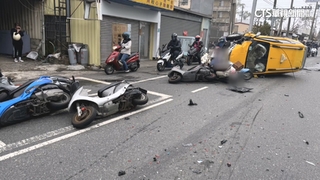 小黃違規跨雙黃線又追撞2車6機車　駕駛一度困車內