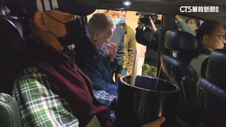 柯爸病逝「長子.長孫不在」　柯文哲弟捧牌位移靈會館