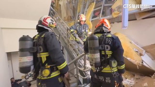 新光三越氣爆第一線　警消背裝備.扛擔架爬12樓