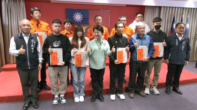 新光三越氣爆伸援手受表揚　無名英雄喊：義無反顧、微不足道小事 | 華視新聞