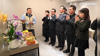 民眾黨拈香悼柯爸　黃珊珊哽咽：申請讓柯告別式回家