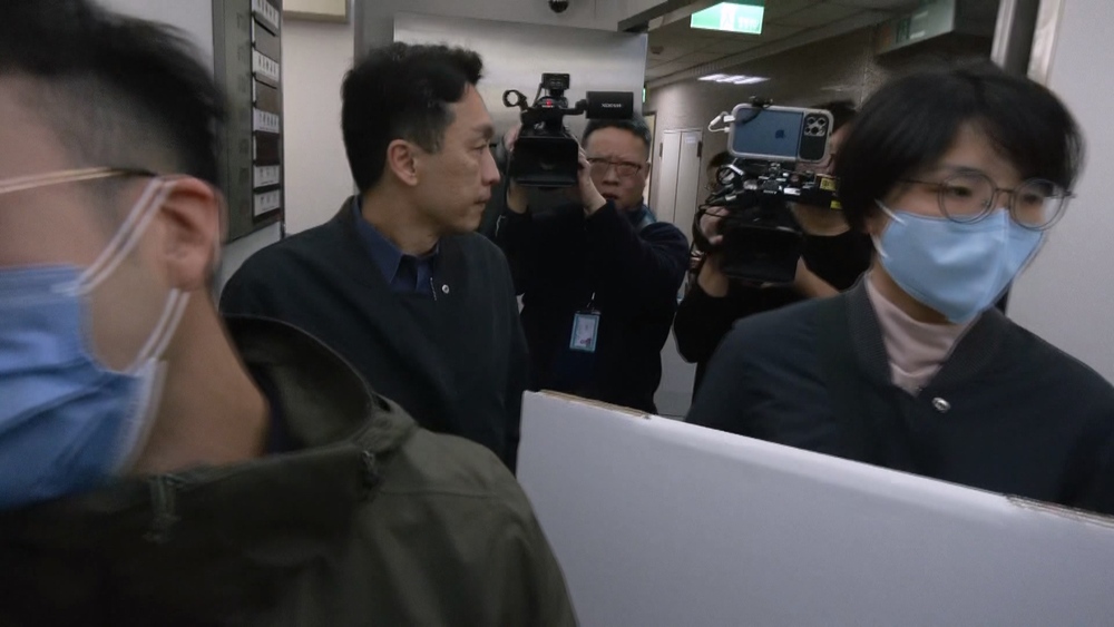 林岱樺疑涉詐助理費  住家、服務處遭搜索　立法院、民進黨回應了 | 圖/檢調今早到林岱樺立法院辦公室搜索。資料照