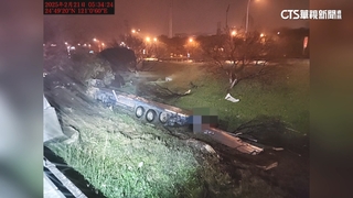 國道1聯結車「衝破護欄」翻落邊坡　一度回堵2公里