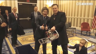 獲阿根廷總統「標誌電鋸」贈禮　馬斯克保守派年會揮舞