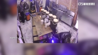 停車誤催油門！　飲料店員工暴衝「一路撞進廚房」