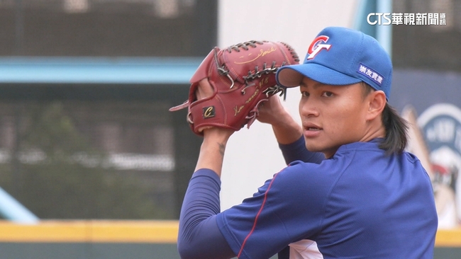 林佳緯飛撲接球撞下顎幸無礙　徐若熙身體不適續觀察 | 華視新聞