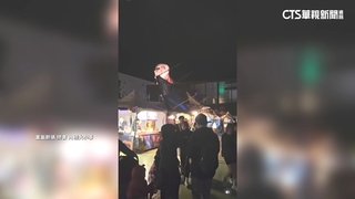 台灣燈會颳強風！　「巨人」旁市集攤位被吹翻