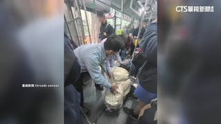 嚇壞！騎士突左切繞過車頭　公車急剎2乘客重摔