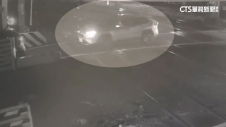 疑未保持距離！　車卡平交道「左右為難」急躲空地