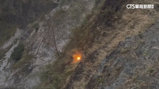烈火狂燒！　落石砸電纜線釀火　中橫便道交管近2小時