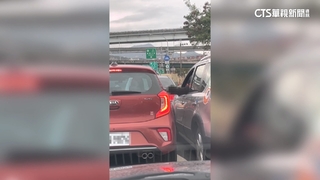 台65接國一北上入口2車爭道！　「並排行駛」上匝道