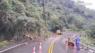 巨石砸斷電桿！　福山植物園聯外山路坍方單線雙向搶修