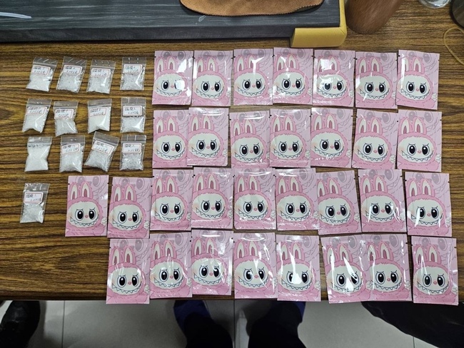 警開到「毒盲盒」 無照男藏泡泡瑪特 LABUBU 毒品咖啡包遭逮 | 華視新聞