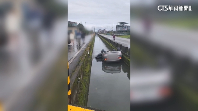 疑未注意路況擦撞　1車側翻.另1車摔進大排 | 華視新聞